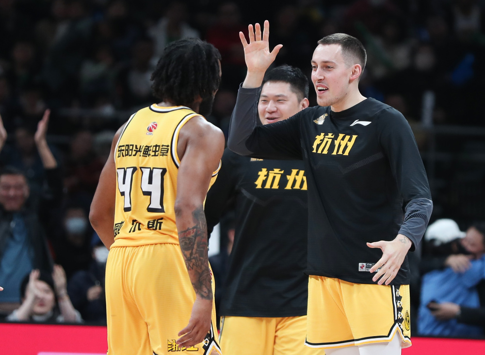 关于从密尔沃基雄鹿冲刺阶段单刀错失到集结日辽宁本钢备战NBA季后赛，武汉三镇围绕CBA季后赛战术微调的信息